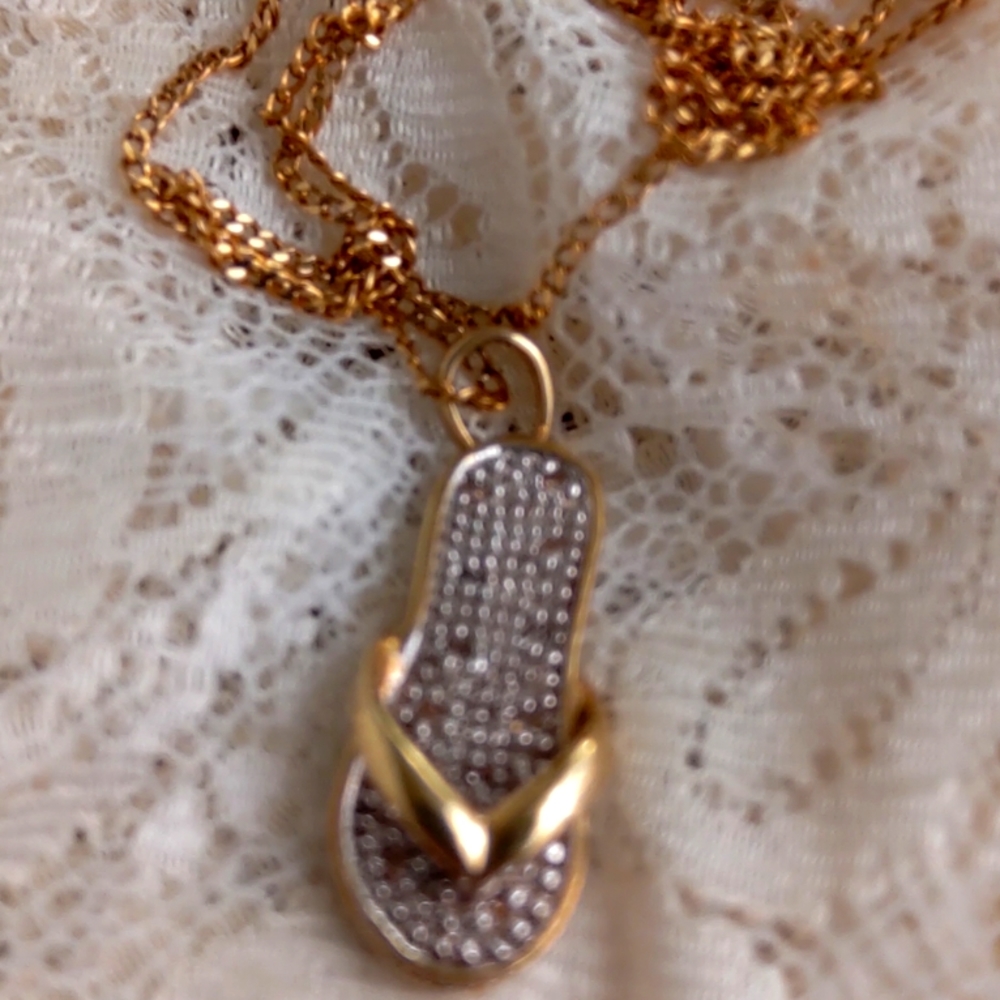 14 K Yellow GOLD TEN DIAMONDS INLAID SLIPPER ( FLIP FLOP ) PENDANT NECKLACE